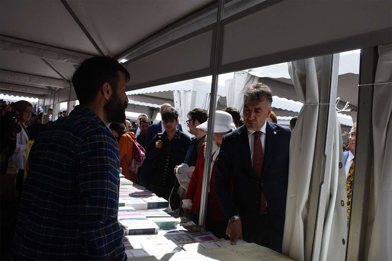 Bitlis’te ilk kez açılan kitap fuarına yoğun katılım